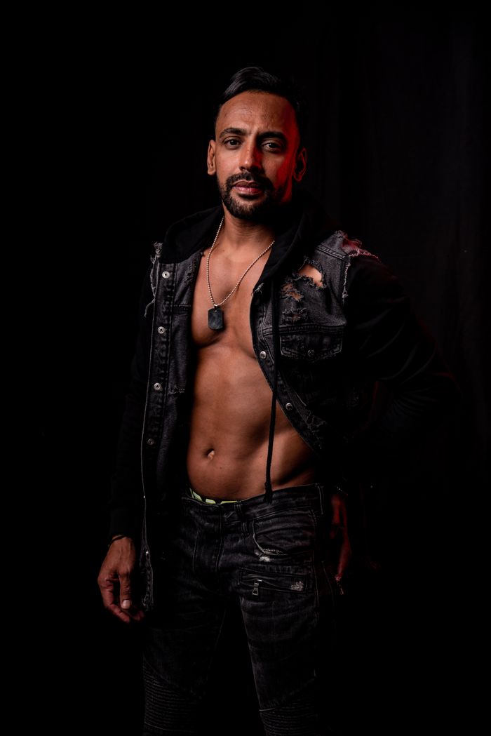 why-choose-us-01 Portrait of a man in a black jacket against a dark background, fashion style.